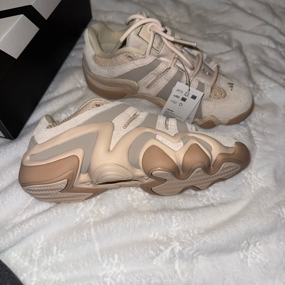 Crazy 8 Women's Cream and Tan Sneakers - Picture 1 of 2
